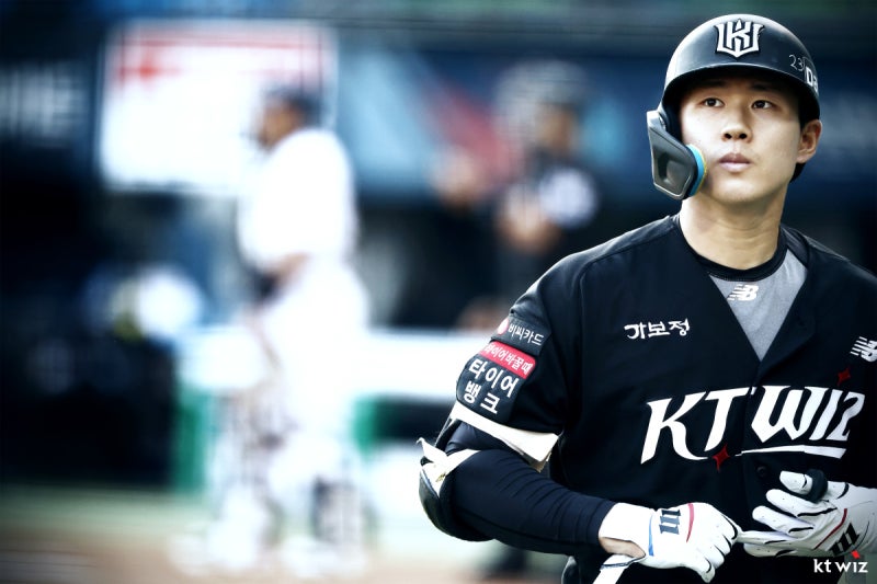 최다 안타 기록 도전하는 KT 위즈 중견수 최원준, 볼넷 골랐다고 방망이 투척?