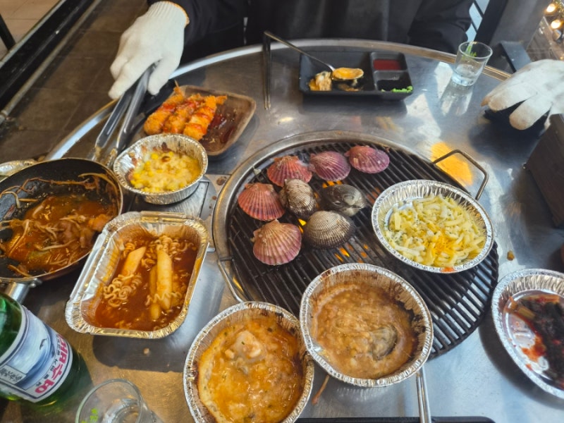 [여수 맛집] 야장 감성에 탁 트인 바다 뷰까지! 조개구이+셀프 라면·갓김치 무한리필 '낭만조....