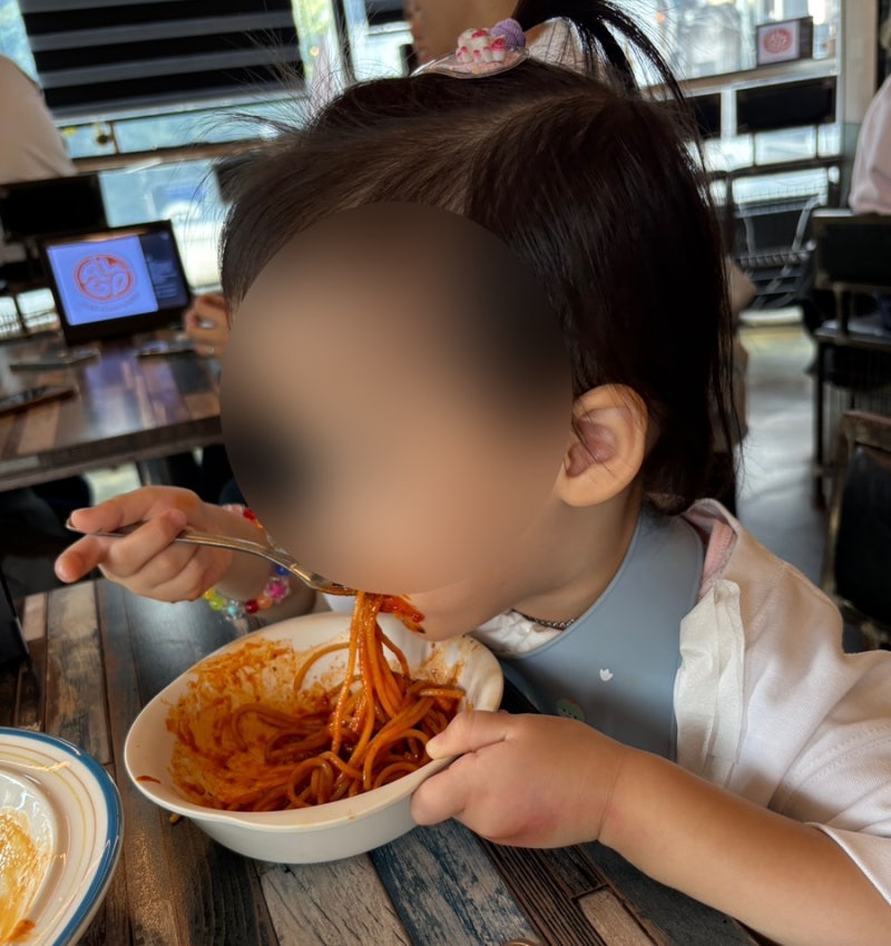 어린이대공원 아이와 가기 좋은 맛집 ‘알고’｜아기의자·아기식기·턱받이까지