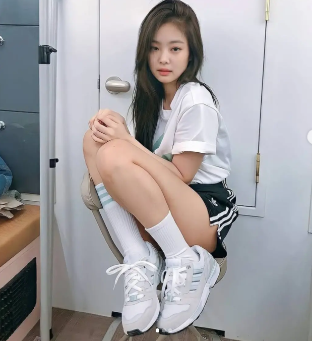 제니가 가운뎃손가락을 든 진짜 이유와 파격적 의상 논란 등...
