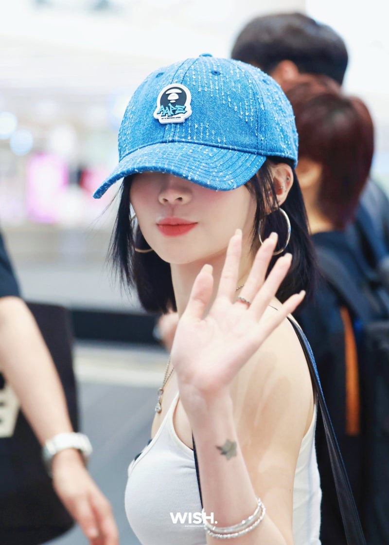 실버 하나로 존재감.. 베이비몬스터 아사 비비안웨스트우드 목걸이