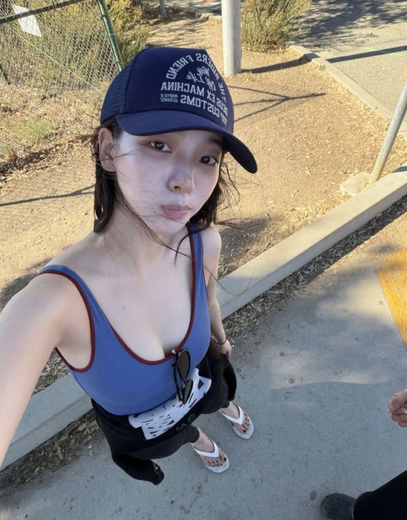 (261010) 에스파 카리나 인스타그램 사복 패션: 데우스 트러커 캡·프라다 수영복