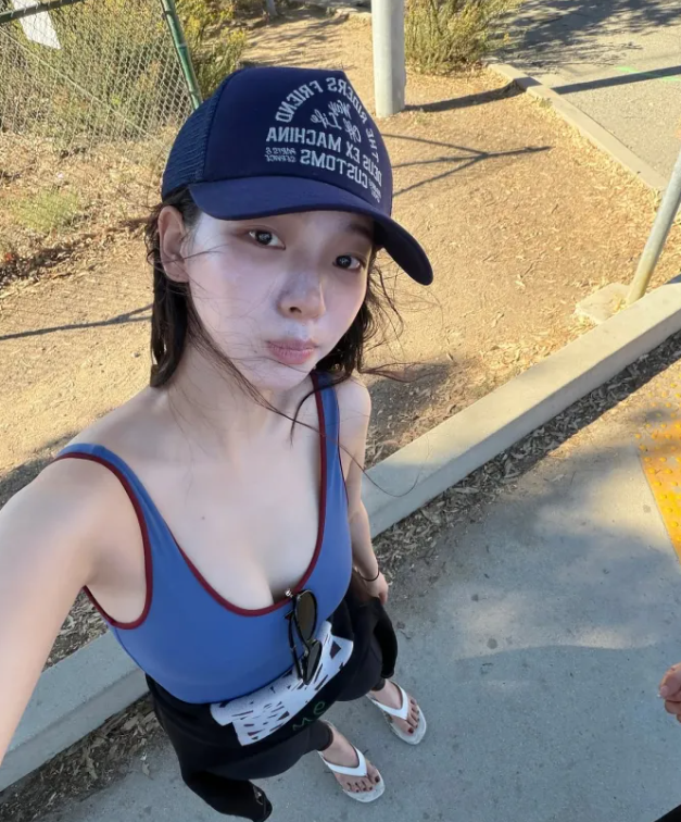 카리나 말리부 해변에서 무슨 일이? 올블랙 서핑복에 민낯 셀카까지 공개