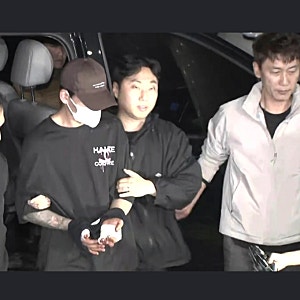 [속보] 장모 살해·아내 납치 20대 남성 송파경찰서 압송…접근금지 공백에 벌어진 비극