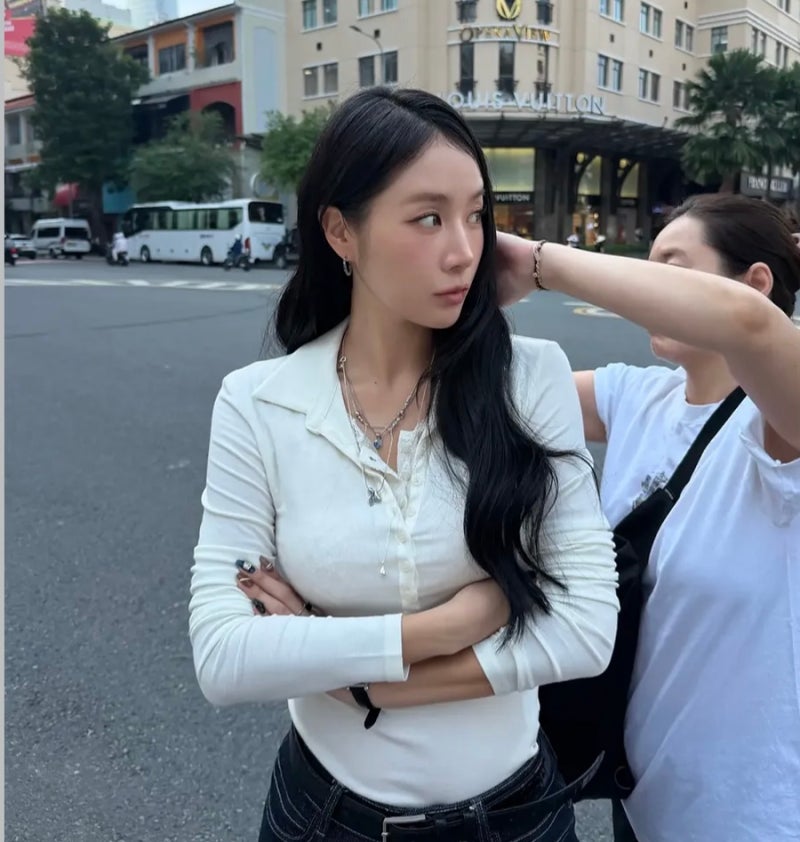“68kg에서 48kg까지 빼더니…” 씨스타 소유, 베트남 거리서 드러낸 밀착 패션의 반전