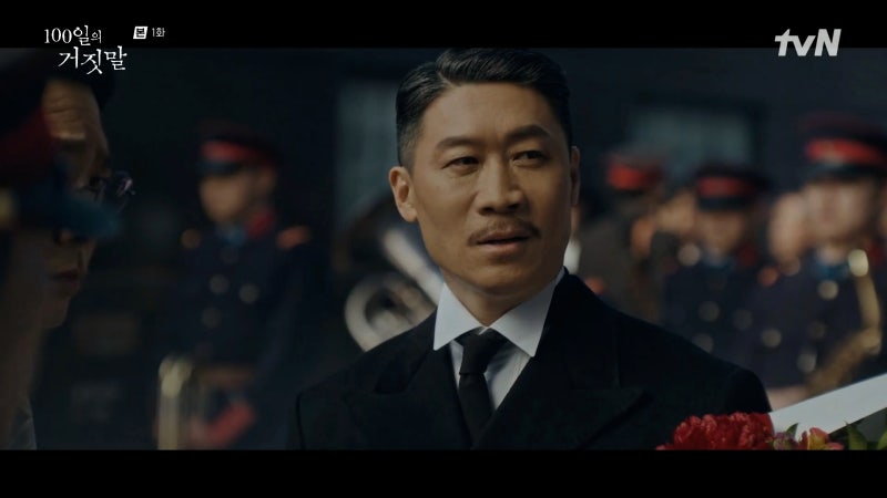 진선규 , 인사도 칭찬도 의심의 도구가 된 권력자 사토 신이치로 역의 등장