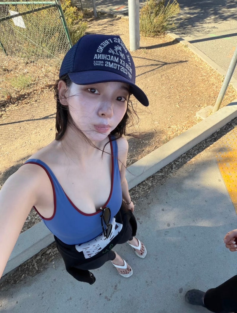 블루 프라다 수영복에 와인색 네일, 그리고 쌩얼… 카리나 말리부룩