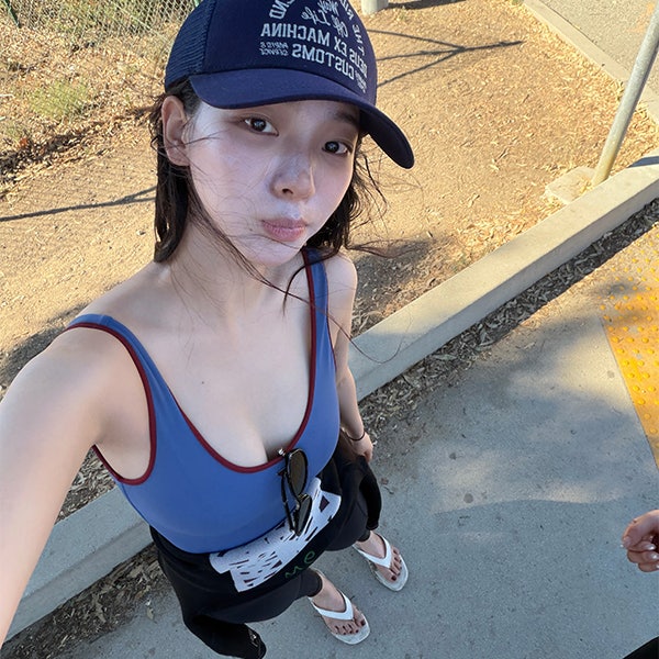서핑룩 벗으니 반전 매력! 카리나 원피스 수영복 브랜드는 프라다