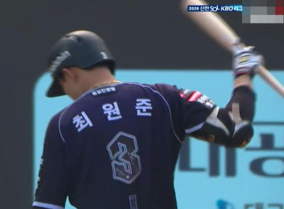 "이기적인 행동인 줄 알았는데…” 최원준 배트 투척 뒤 장성우 행동 보니 느낌이 달라졌다