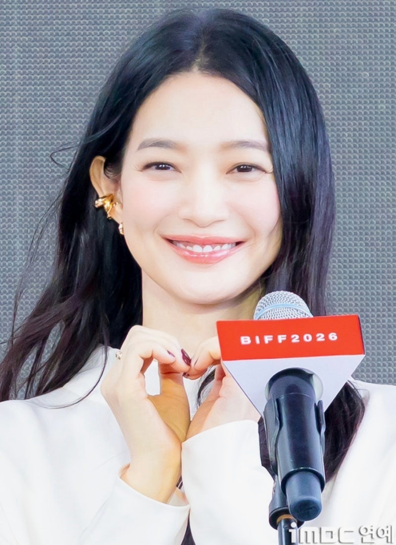 신민아, 부국제서 '레전드' 찍은 화이트 원피스! 역대급 몸매 라인 공개!