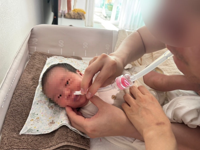 신생아 코 그렁그렁 소리 코막힘 집에서 코딱지 빼는 방법