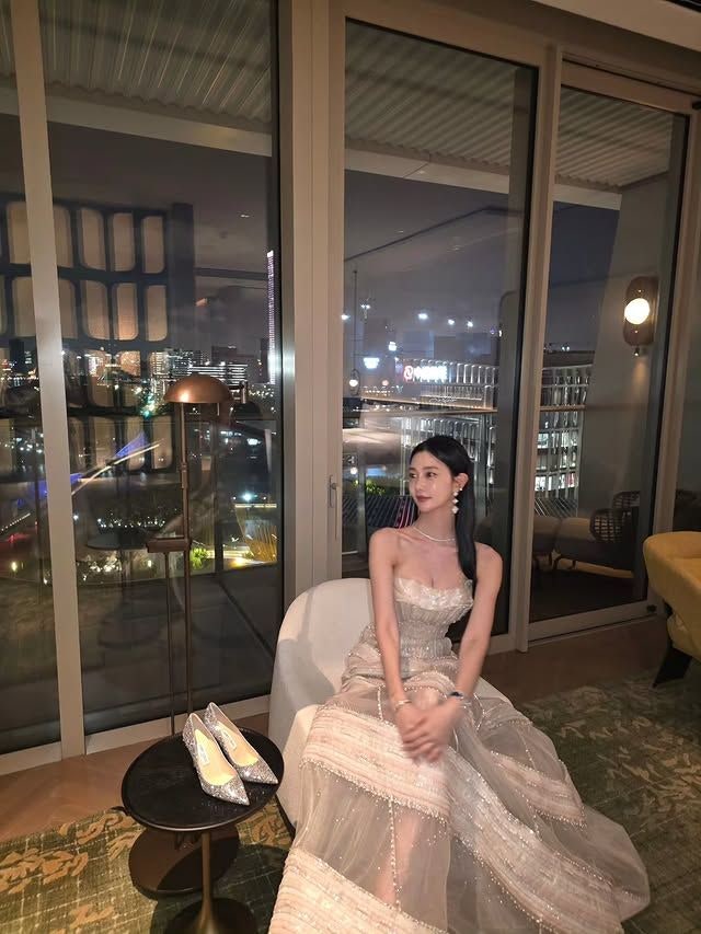 40대 맞아? 상하이 에서 '비즈 코르셋 드레스'로 난리난 여배우