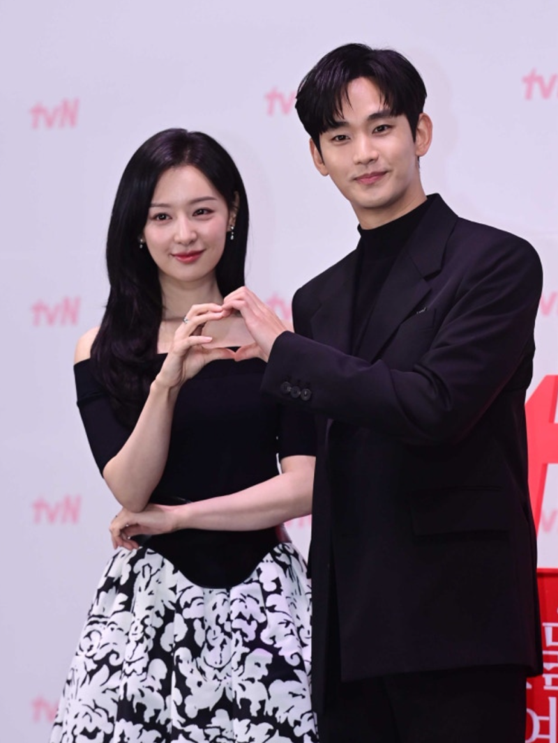 눈물의 여왕 백홍커플 2년 후…김지원 닥터X 성공, 김수현 600억 대작 엇갈린 선택