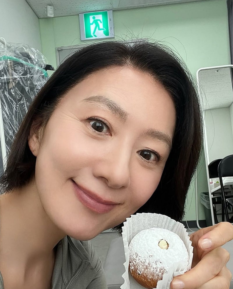 김희애 59세 초근접 셀카, 외모 품평 논란 정면 돌파