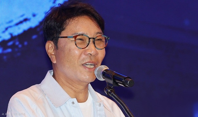 이수만 ‘왕의 귀환’…H.O.T·보아 만든 그가 꺼낸 새 아이돌은?