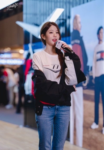 로우라이즈 팬츠를 힙하게? 장원영, 타미힐피거 팝업 행사서 선보인 과감한 패션 분석!