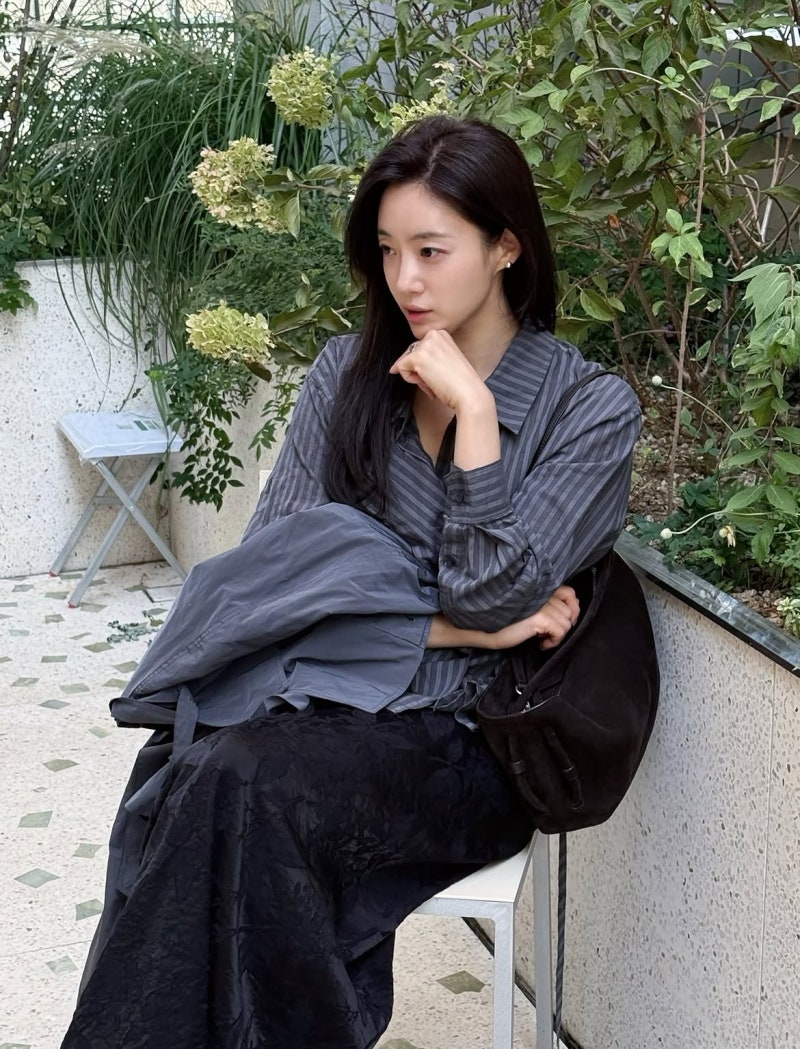 함은정 사복 인스타 패션 트렌치코트 코디 속 가방 옷, 루에브르 블랑슈 토트백 플라워 스커....