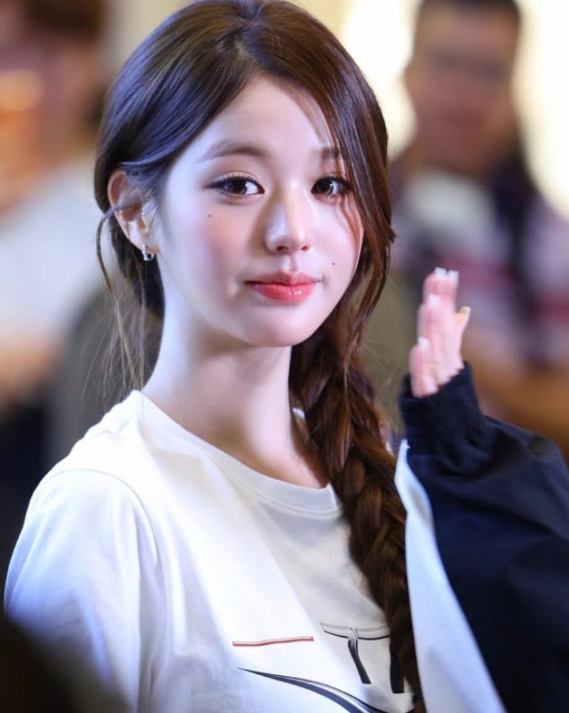 레이싱걸들도 긴장한 장원영 싱가포르 F1 팝업 패션: 스포티 원피스부터 데님 룩까지 완전 분....