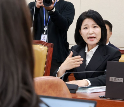 [속보] <b>이진숙</b> '이재명 부모 묘소' 방문 후폭풍…민주당 "패륜 정치" ....