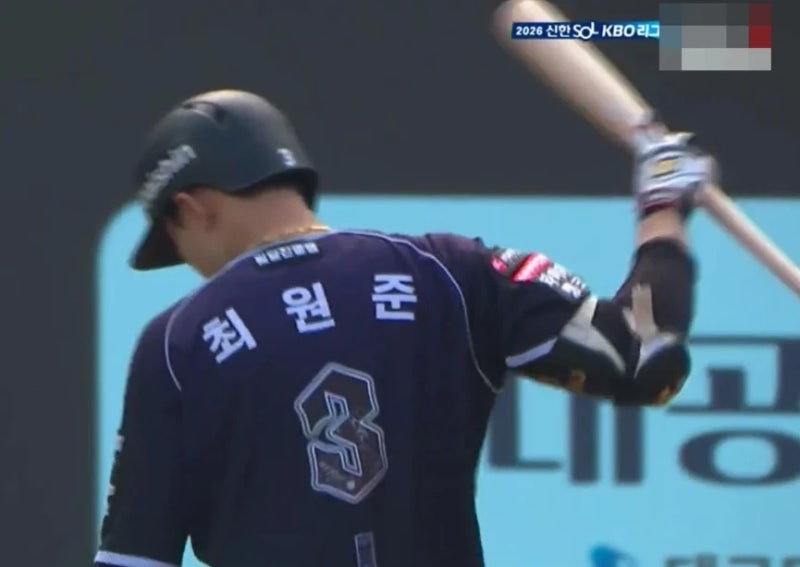 [KBO] 안타왕이 그렇게 중요했을까...볼넷에 배트 던진 최원준, 후라도도 잘한 건 없었다