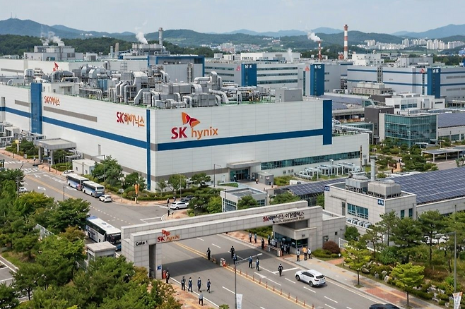 SK하이닉스, 마이크론보다 더 싸졌다,,, 메모리보다 ‘한국 할인’이 문제인가