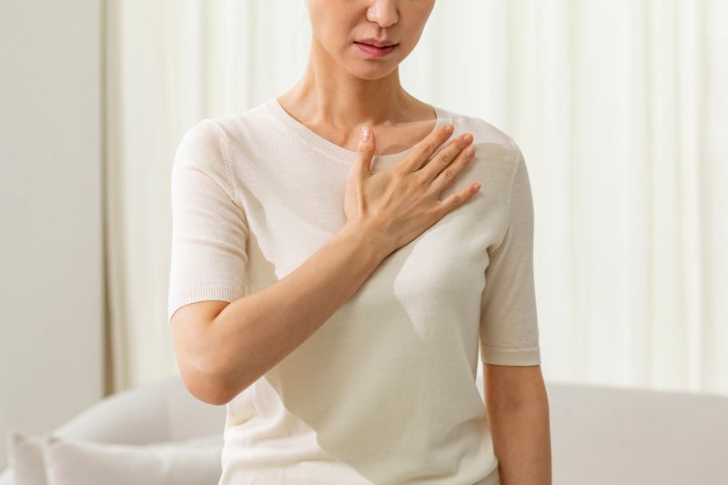 가슴이 자꾸 가렵고 화끈거린다면? 유방암 초기증상과 놓치기 쉬운 신호