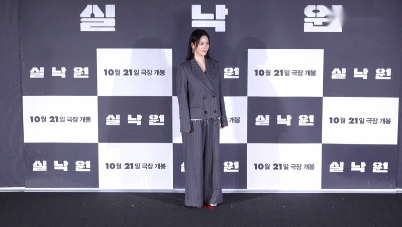 김현주 나이 잊은 수트 두 벌…1977년생, 실낙원 그레이 핀스트라이프 vs 100일의 거짓말 브라....