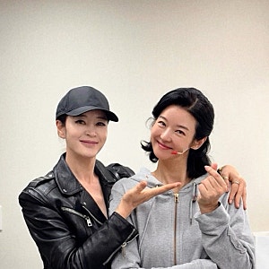 송선미·김혜수, 50대 맞아? 나란히 선 모습에 감탄 쏟아졌다