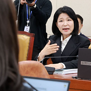 [속보] 이진숙 '이재명 부모 묘소' 방문에 국회 발칵…“패륜 정치” vs “대통령이 왕이냐” ....