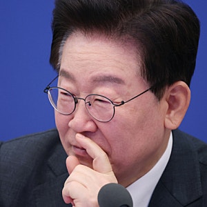 이재명 지지율 35.2%로 2주 연속 하락…부정평가 61.4%, 민주당은 7%p 급락