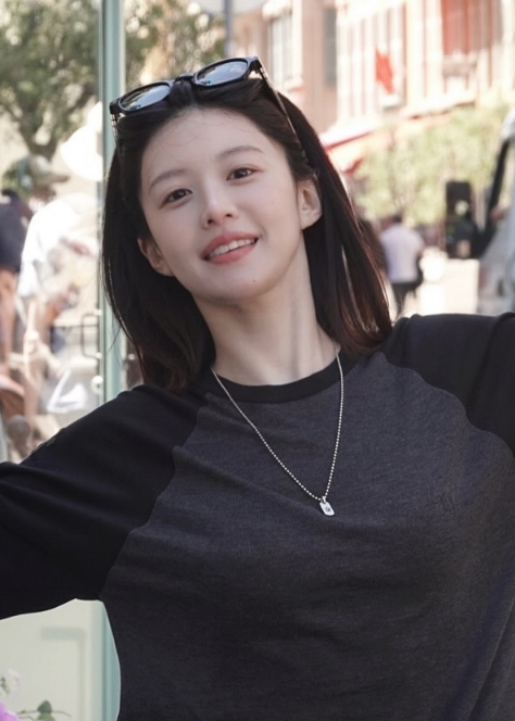 고윤정 사복패션 2가지, 맨투맨 데일리룩과 래글런 티셔츠 청바지 코디 편하게 입었는데 예....