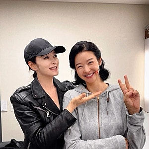 56세와 52세가 나란히 서자 난리 날 만하네…김혜수 송선미 투샷, 연극 대기실에서 무슨 일?