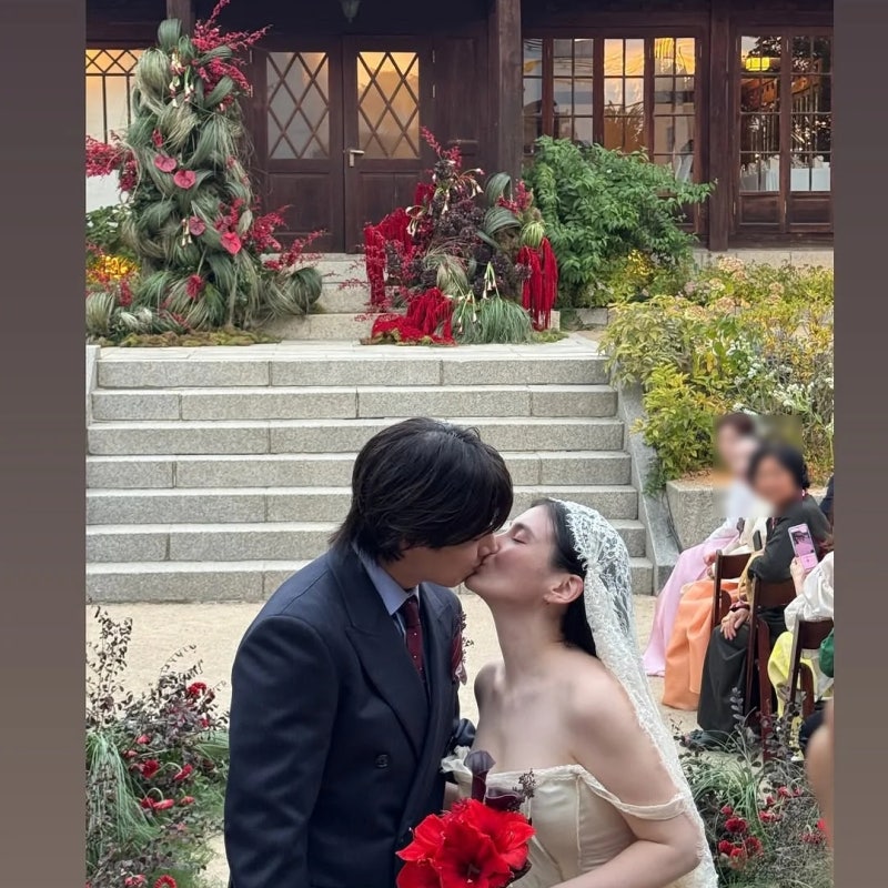 "열애설 한 번 없었는데"… 절친들 모인 김용지 한옥 웨딩 총출동