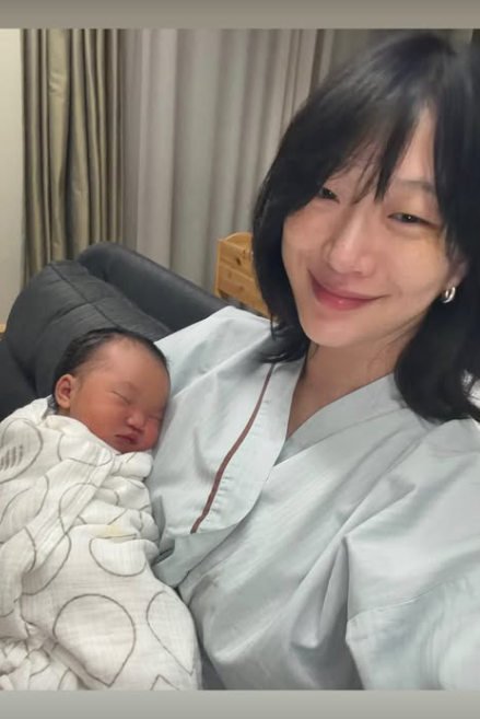 <b>최소라</b> 7년 만에 <b>득녀</b>, 붕어빵 딸 품에 안고 전한 출산 소식 저만 뭉....