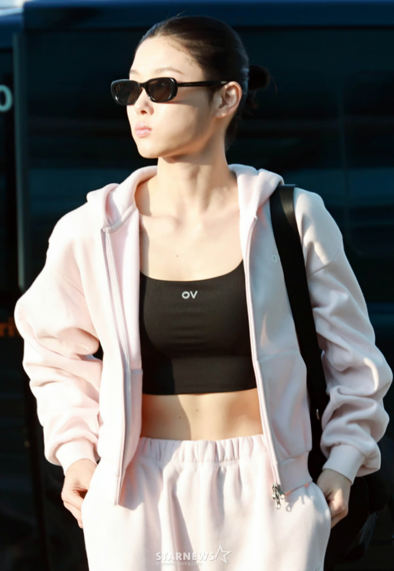 “아역 때 그 얼굴 맞아?” 핑크 츄리닝 사이로 王자 복근 드러낸 20대 여배우 ㄷㄷ