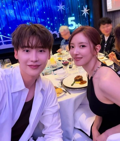 이종석 이세영 초근접 투샷 공개 나란히 빛난 비주얼