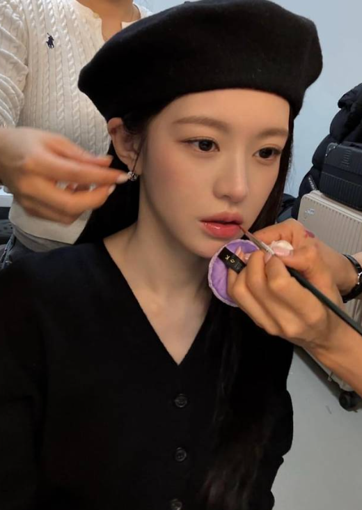 “고윤정 립만 화제인 줄 알았는데…” 드라마서 화장 고칠 때 꺼낸 9만4000원 샤넬의 정체