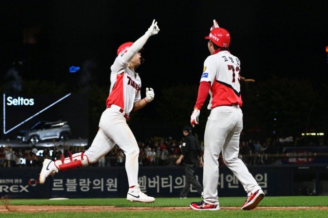 "또영이 오늘 또 홈런쳤어영" KIA 김도영, 45호 홈런으로 홈런왕 등극
