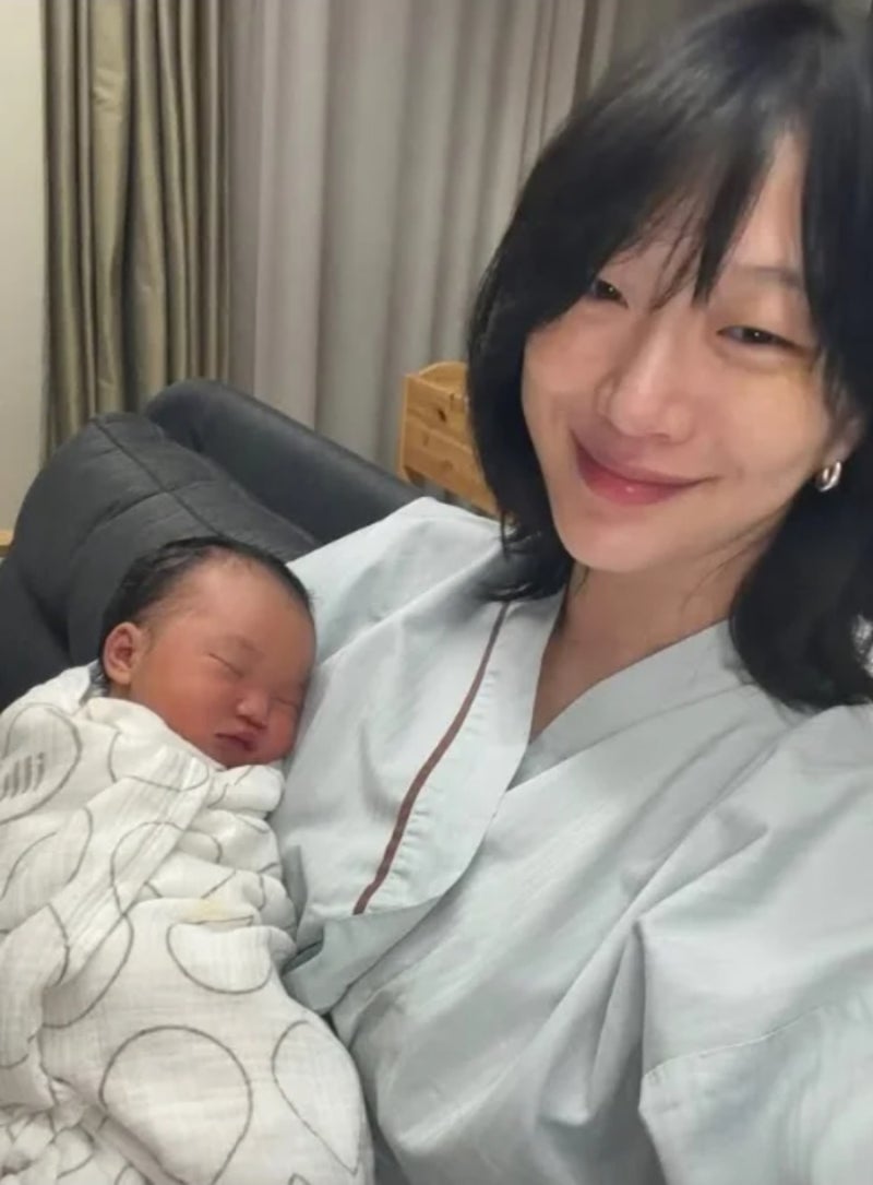 톱모델 최소라, 결혼 7년 만에 엄마 됐다…붕어빵 딸 품에 안고 행복한 미소