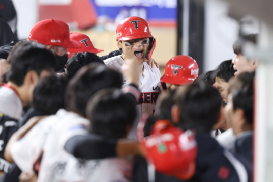 김도영 45호·통산 100홈런 폭발｜KIA 3위 확정, 준PO 직행 이끈 결승포