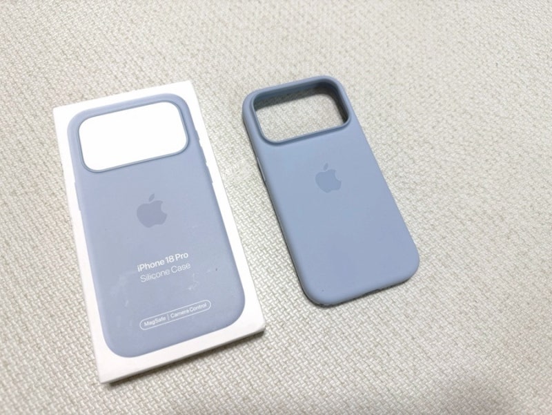 애플 정품 실리콘 케이스 아이폰18프로 크리스프블루 17프로 실버 착용후기