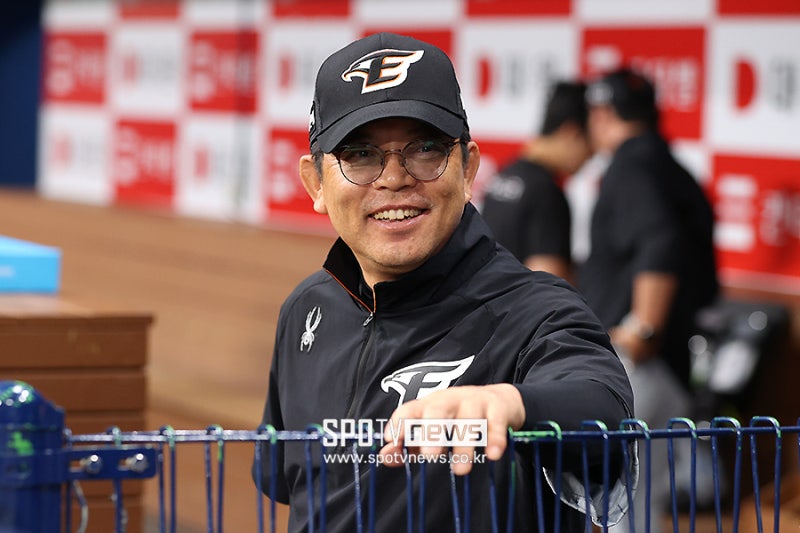 재계약을 포기하고 한화를 떠난 김경문 감독을 보좌했던 4명의 한화 코치와의 재계약이 무산....