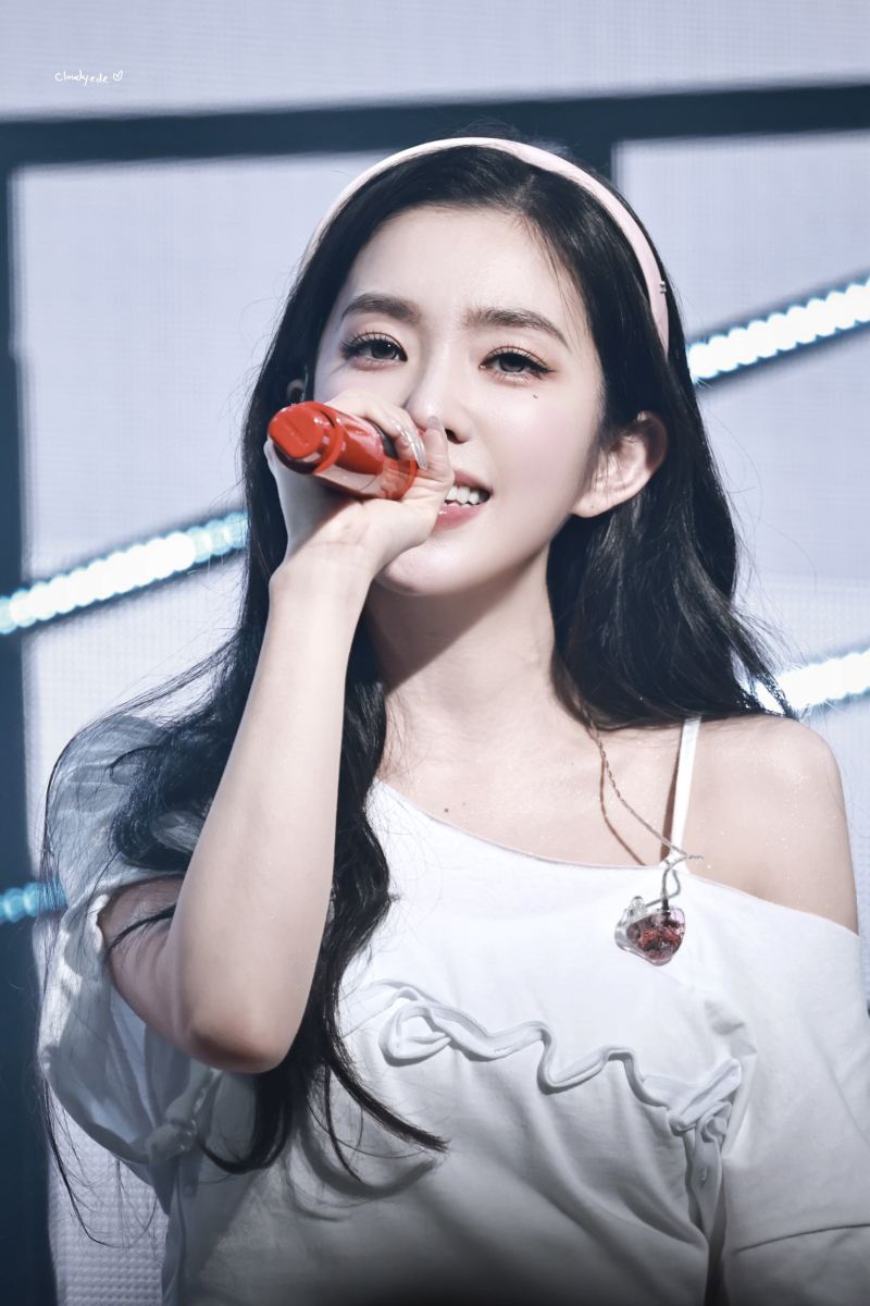 [레드벨벳 아이린 패션] 콘서트 무대 속 인간 레몬·핑크 공주님! 장폴클라리쎄 헤어밴드 착....