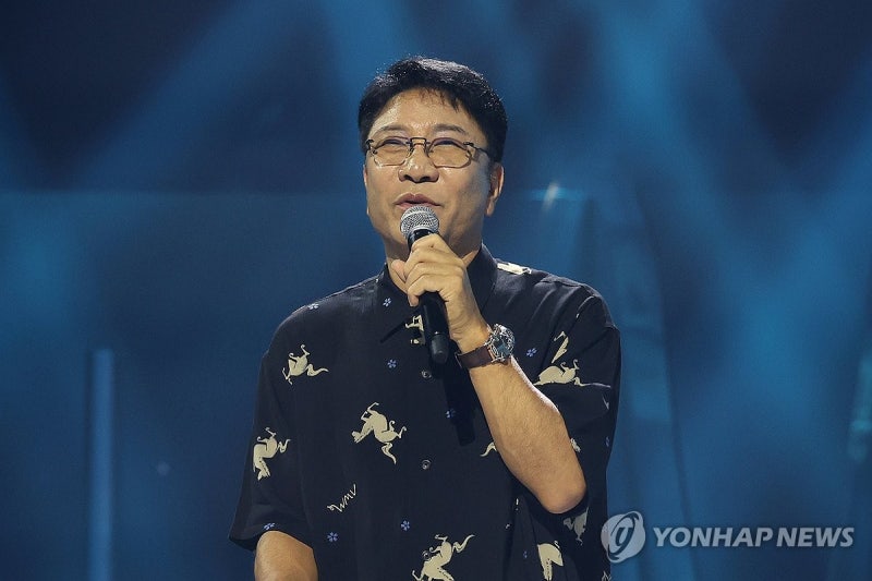 이수만, 3년 만에 K팝 복귀 - 24인 신인 그룹 A2O 소울·라이트 공개 - 첫 무대서 강조한 것은 곡