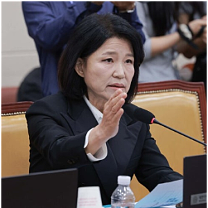 "대통령 부모 묘소까지 찾아갔다"…이진숙 파묘 정치 논란, 국감장 퇴장 요구에 터진 반박
