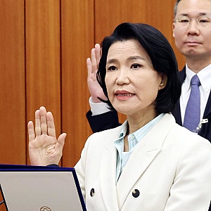 이재명 대통령 부모 묘소에서 절한 이진숙…패륜 논란 끝에 국감서 벌어진 일