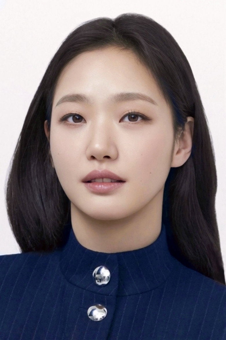 김고은은 어떻게 《은교》의 소녀에서 《파묘》의 무당까지 변신했을까?