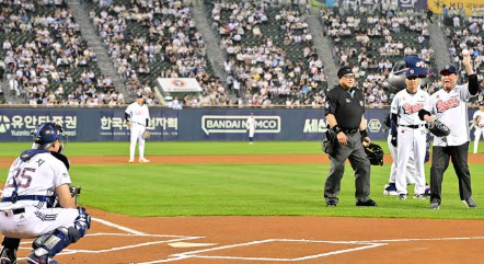 ⚾ "안녕, 나의 잠실야구장"… 잠실구장 정규시즌 마지막 시구, '국민감독' 김인식의 감동 퇴....