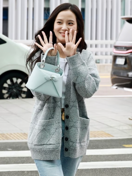 “명품을 이렇게 수수하게 입는다고?” 지수의 디올 가디건과 미니백