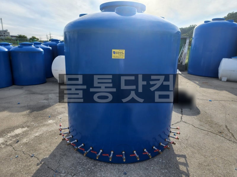 PE 물탱크 정밀 가공 — 소켓 타공·볼밸브·수위계 설치까지 용도에 맞춘 맞춤 가공 사례